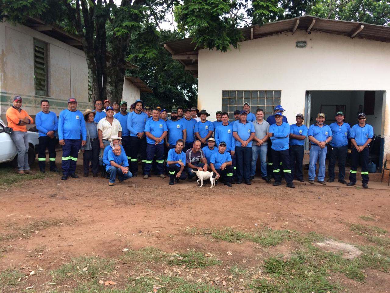 Servidores recebem novos uniformes